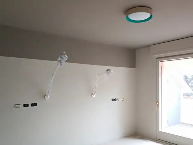 Camera residenziale con plafoniera, applique e prese installate